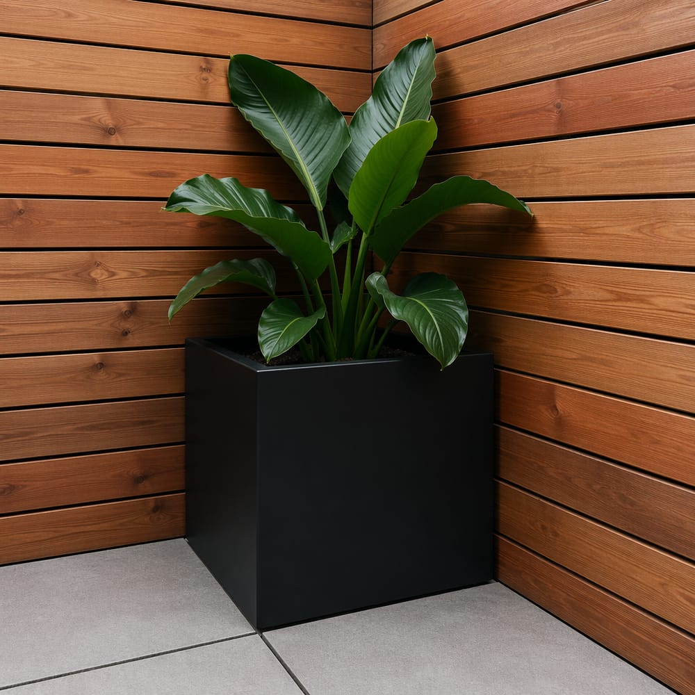 Jardinière acier noir à l’angle de la clôture en cèdre