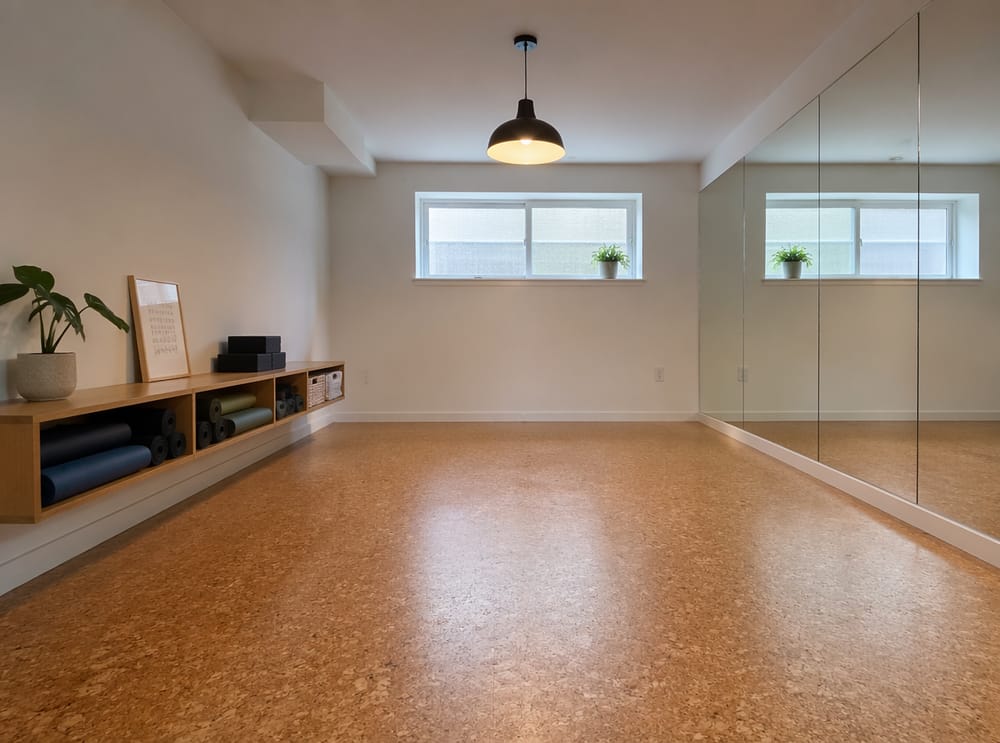 Sala yoga con pavimento in sughero e specchio a parete intera