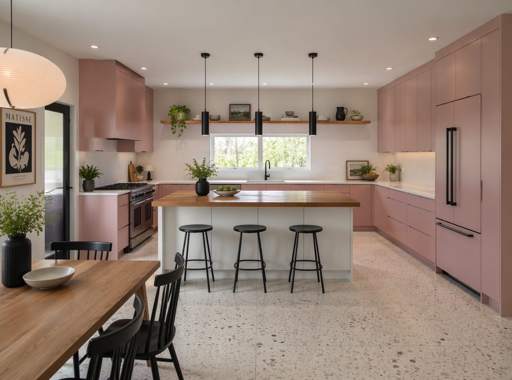 Gabinetes rosa empolvado con isla de madera maciza