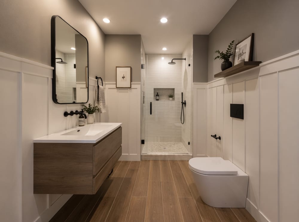 Boiserie a listelli in un bagno en-suite stretto