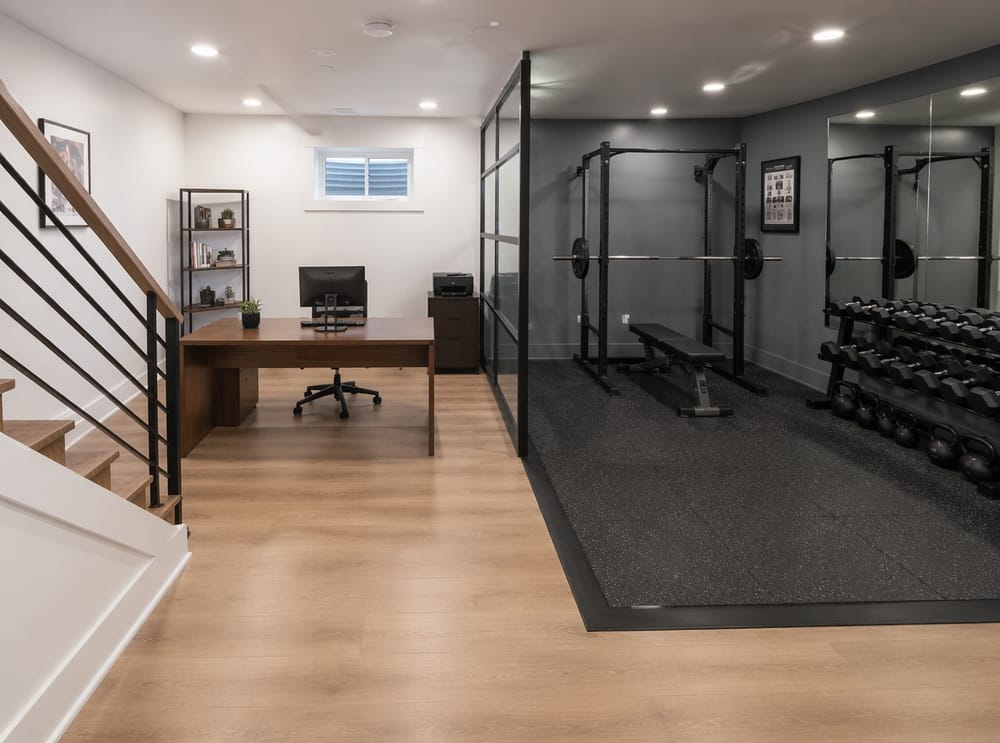 Muro de vidrio separando oficina y zona de gimnasio