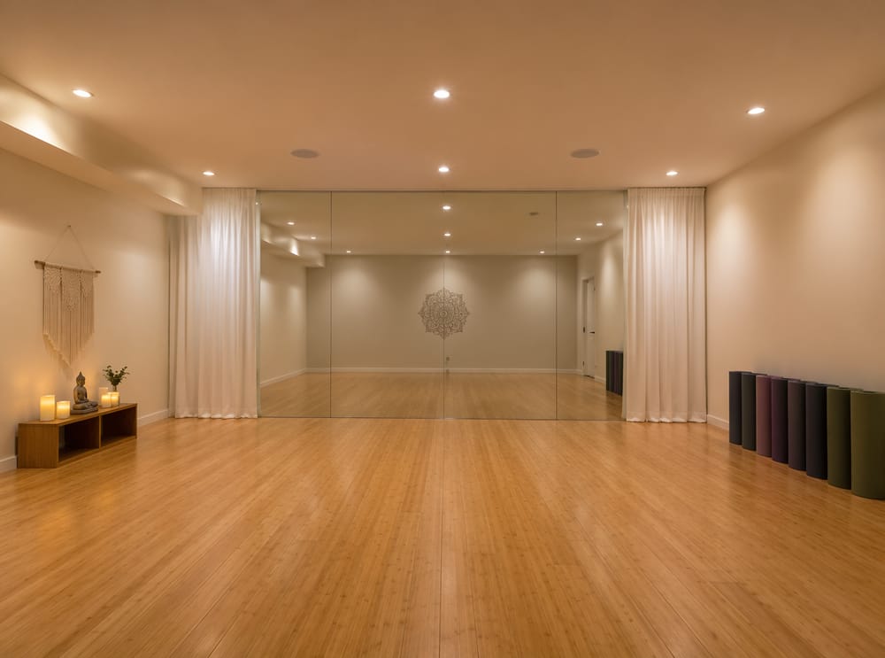 Studio yoga open space con parete a specchio a tutta altezza
