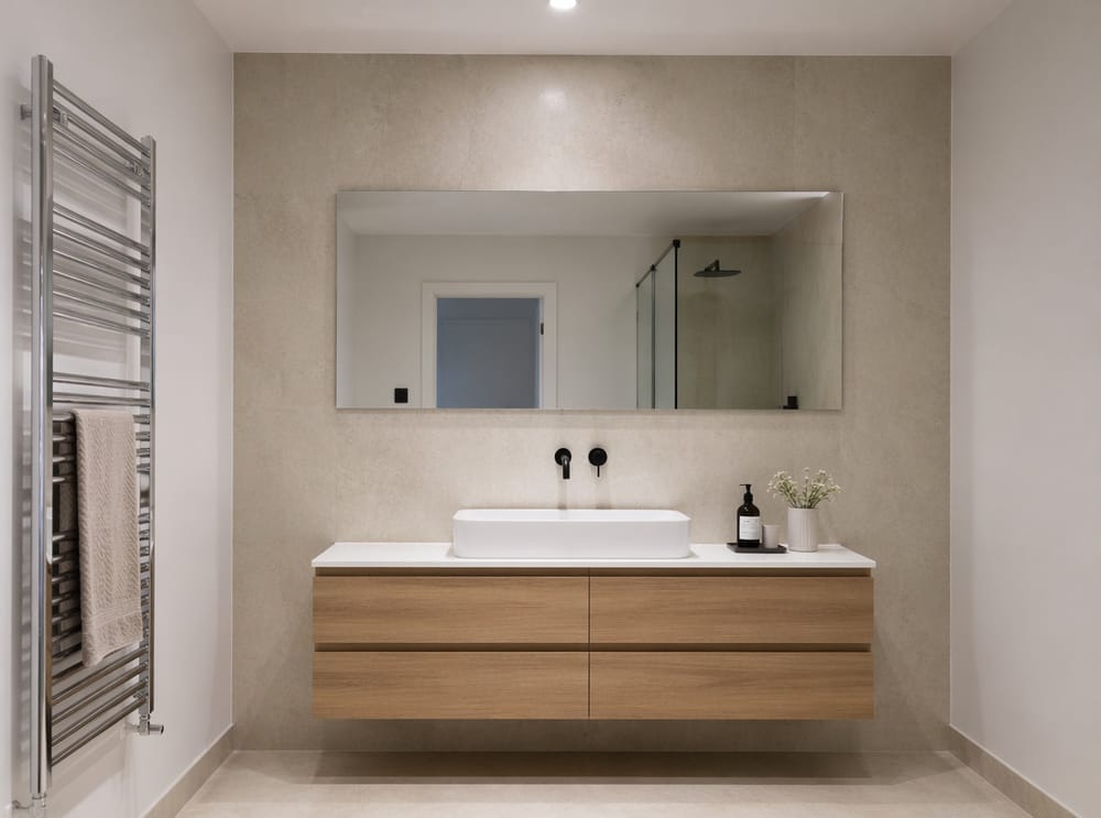Pared trasera efecto piedra arena en un baño minimalista