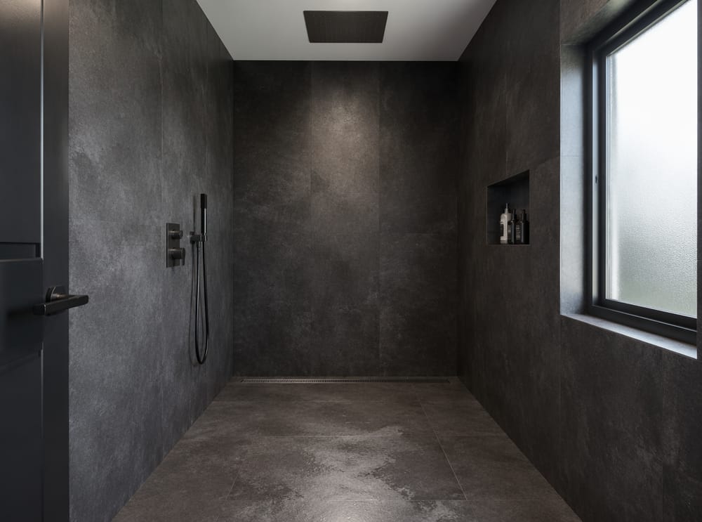 Paneles efecto pizarra antracita en un baño tipo wet room