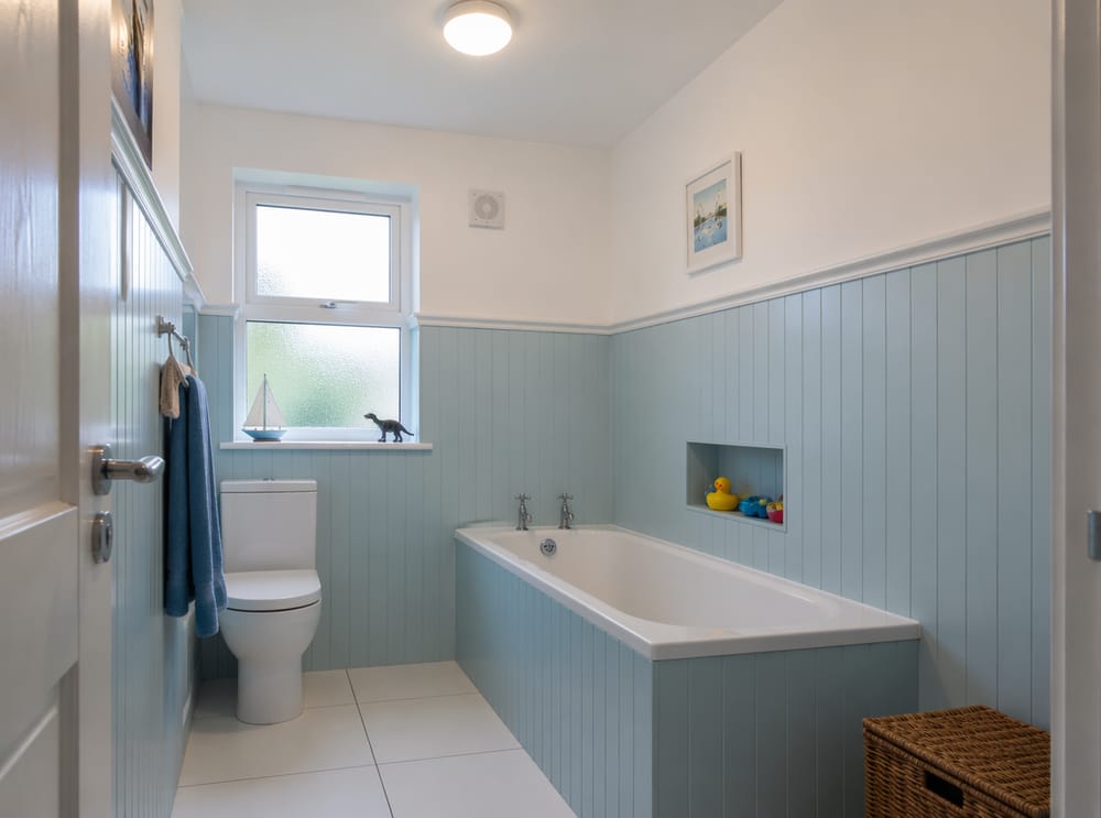 Paneles tipo beadboard en azul claro y baño a juego
