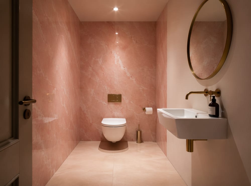 Paneles efecto mármol rosado en baño en planta baja
