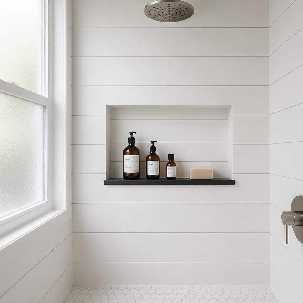 Pared de ducha de shiplap con nicho empotrado