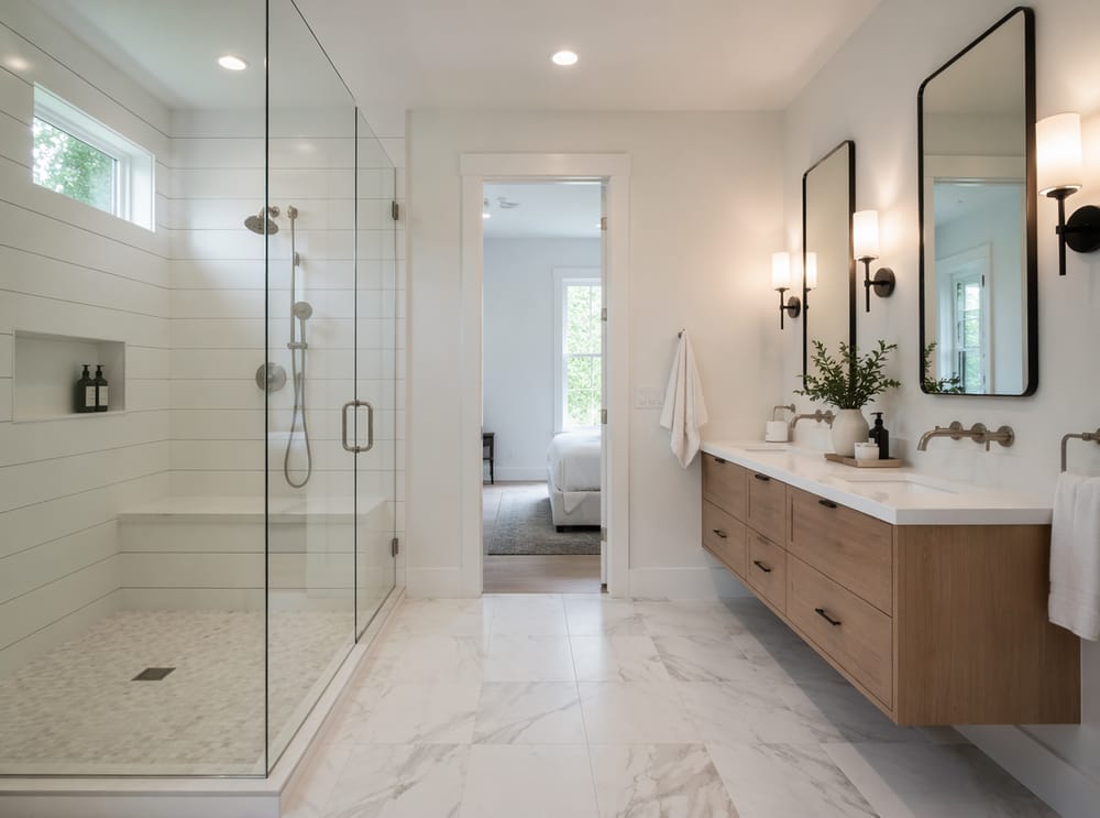 Shiplap blanco en ducha a ras de suelo con banco integrado