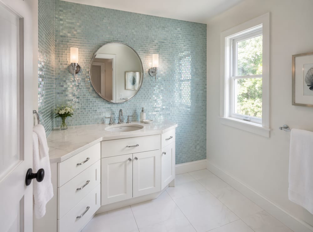 Mosaico in vetro iridescente dietro mobile bagno ad angolo