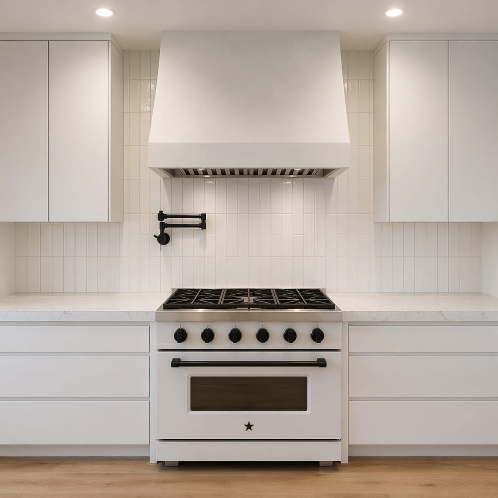 Zona de cocina con campana de yeso y grifo para ollas