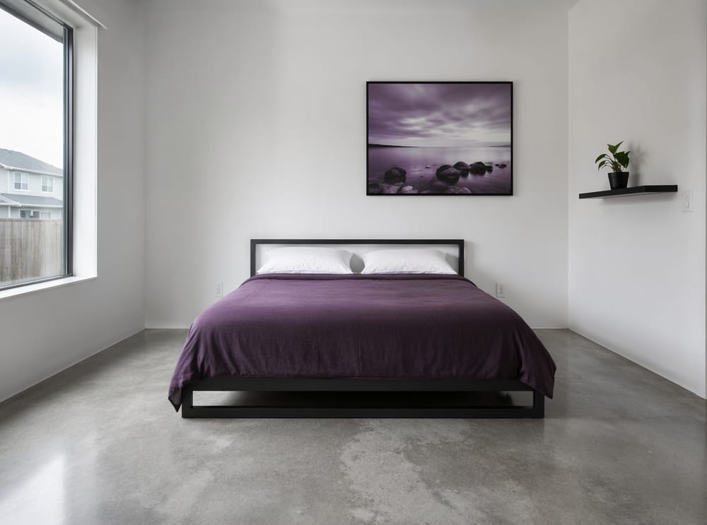 Cama plataforma negra mate con edredón ciruela oscuro