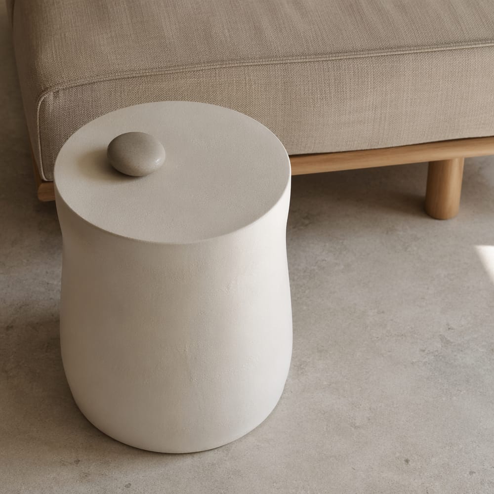 Mesa auxiliar cerámica mate con un solo objeto de piedra