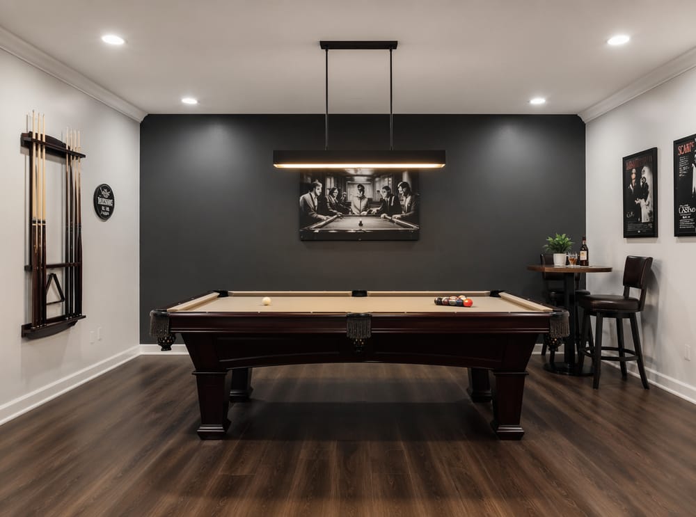 Biliardo sotto lampadario rettangolare nella sala giochi