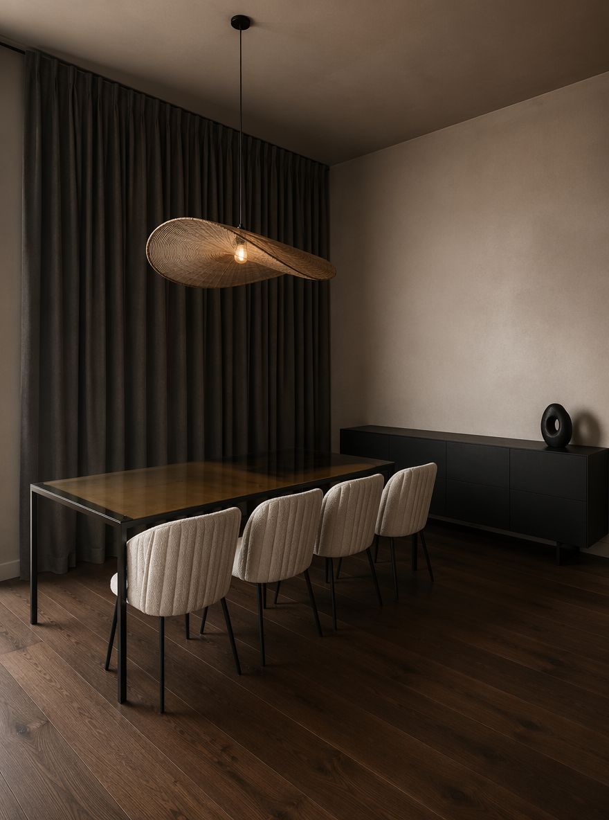 Tavolo in vetro color bronzo con lampada a sospensione in fibra intrecciata